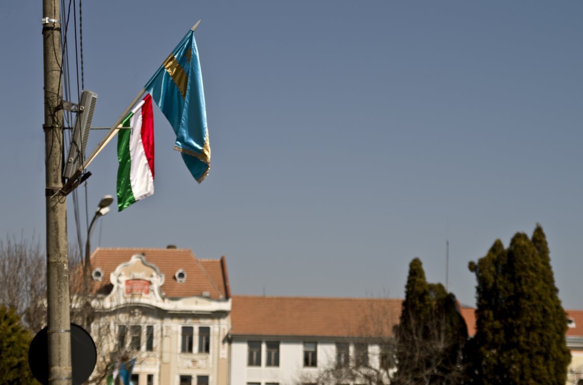 Kézdivásárhely polgármesterének ki kell fizetnie a március 15-i magyar zászlók miatt kirótt prefektusi bírságot