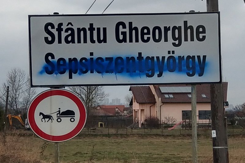 Ismeretlen tettesek lefestették Sepsiszentgyörgy helységnévtáblájának magyar feliratát
