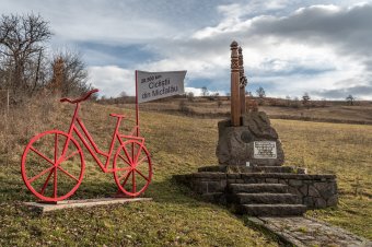 Kerékpáros emlékmű Mikóújfaluban – Fejér Ákosra, a példás pedagógusra, testnevelő tanárra emlékezünk
