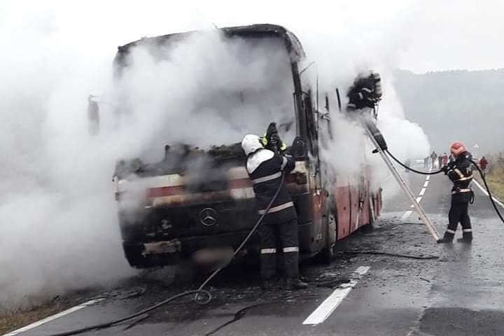 Menet közben kigyulladt és teljesen kiégett egy utasokat szállító autóbusz Háromszéken