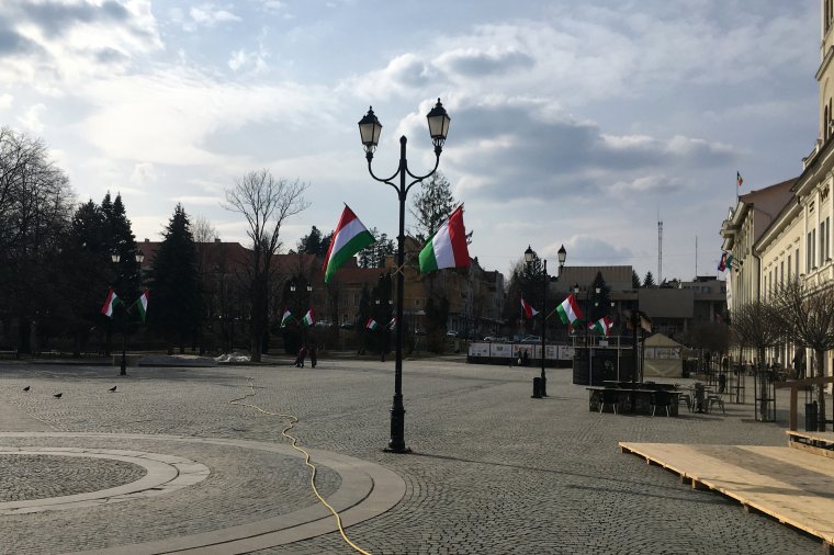 Hiányolta a román zászlókat prefektus – tízezer lejes büntetést szabtak ki Antal Árpádra