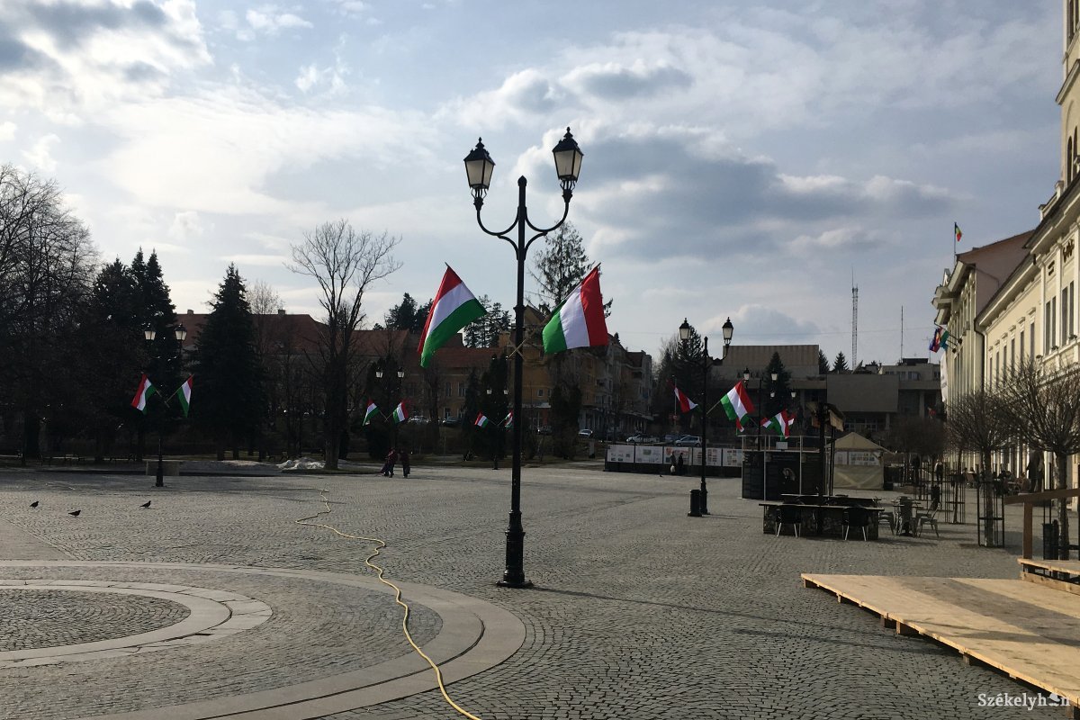 Pótolnak a sepsiszéki polgármesterek Antal Árpád zászlóbírságába