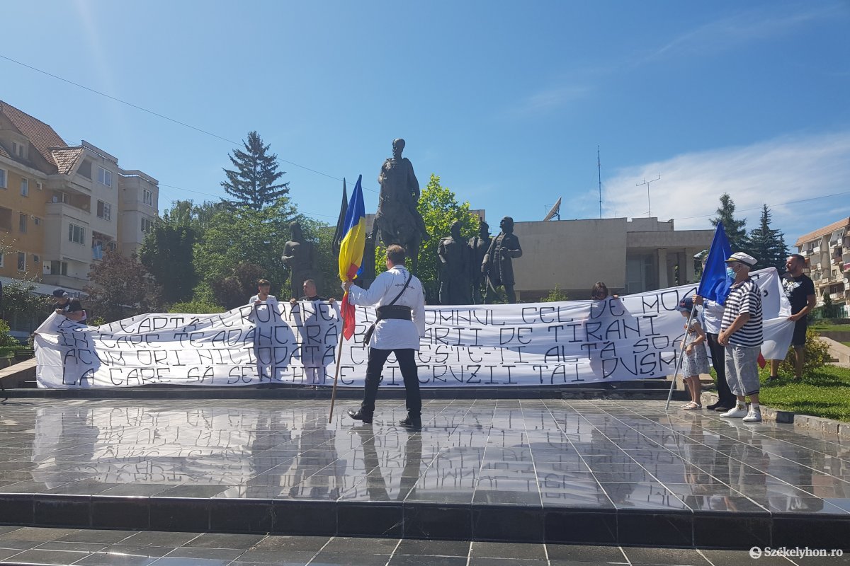 Döcögősen indult az ünneplés, végül többször is elénekelték a román himnuszt Sepsiszentgyörgyön