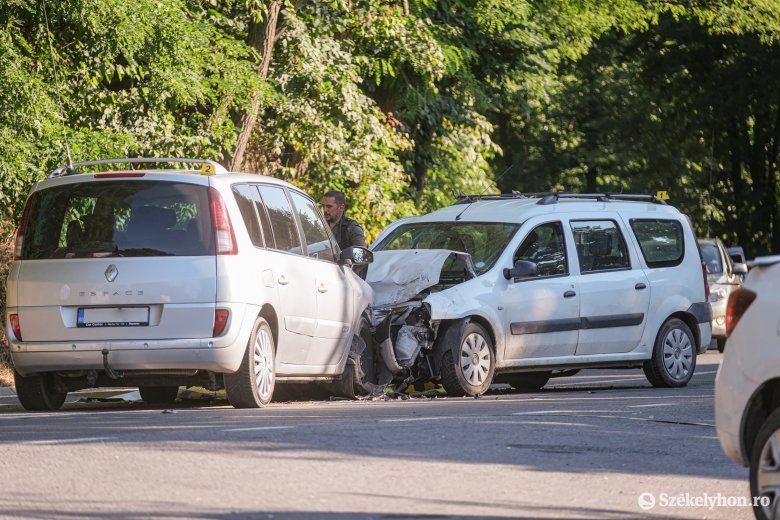 Frontálisan ütközött két autó Sepsibükszád és Mikóújfalu között