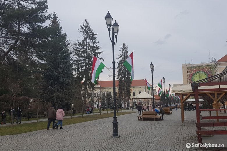 „Elemzi” a prefektúra a Sepsiszentgyörgyön kitűzött magyar zászlókat