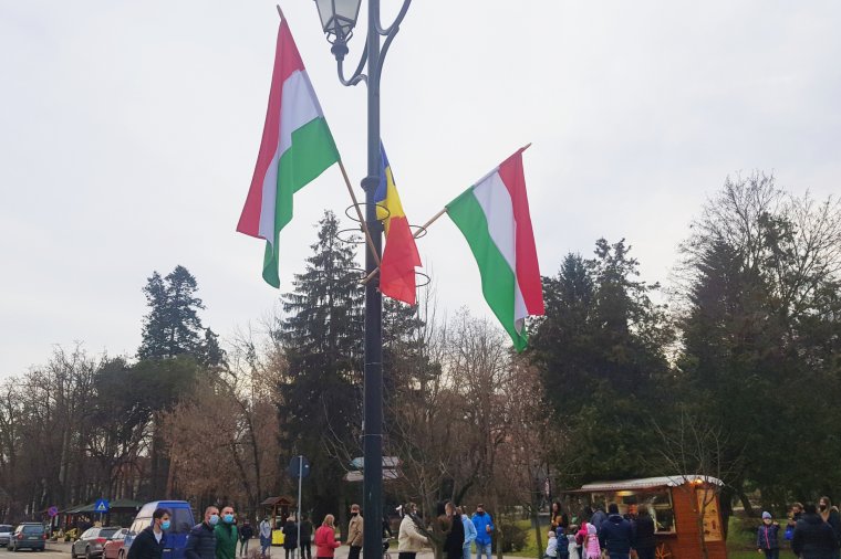 Néhány órán át egy román zászló is lobogott a magyar szimbólumok között Sepsiszentgyörgy főterén