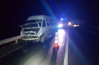 Négy jármű ütközött Kovászna megye határában, ketten megsérültek