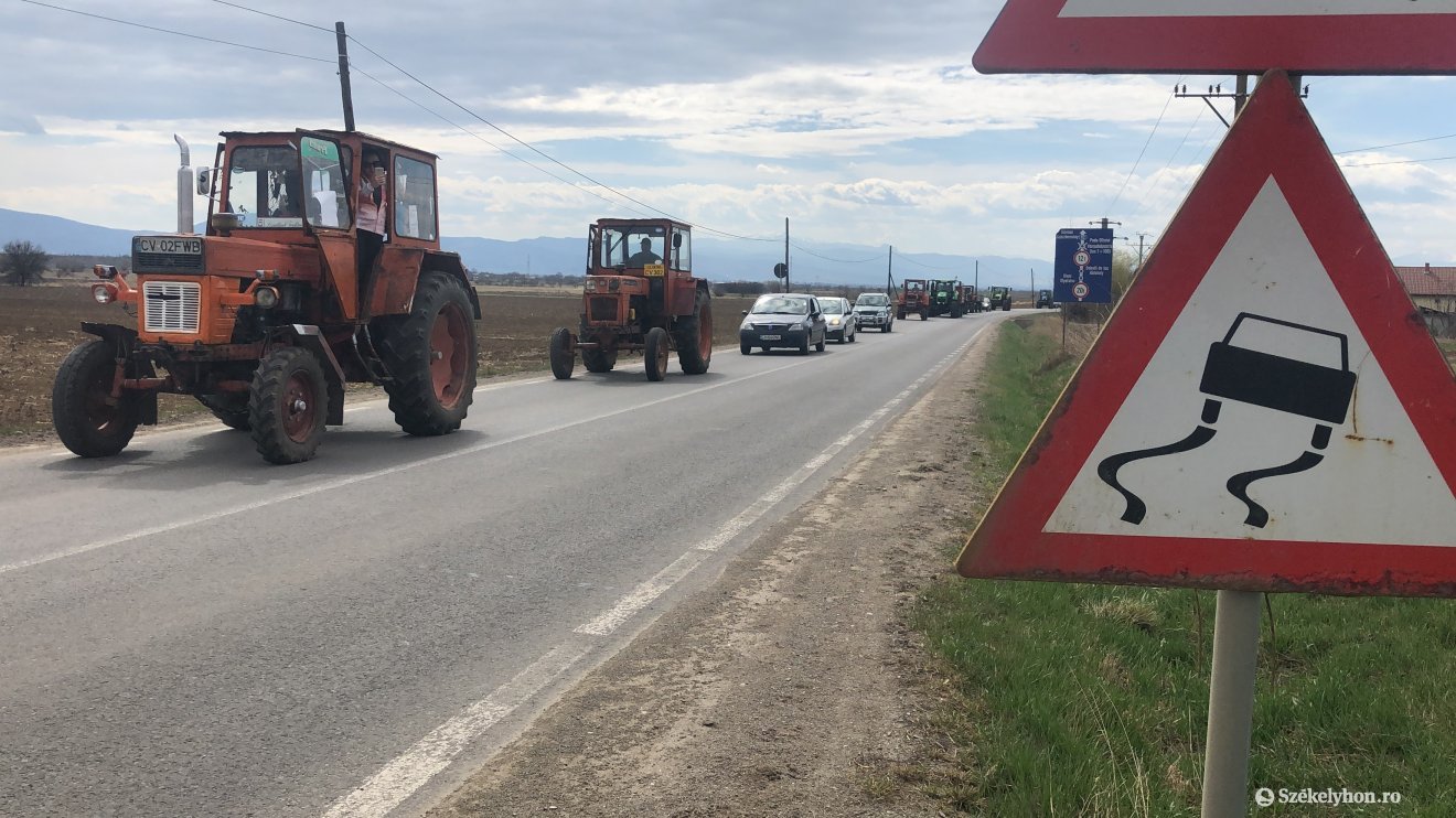 Hatalmas járműkonvojjal tiltakoztak az autópálya tervezett nyomvonala ellen