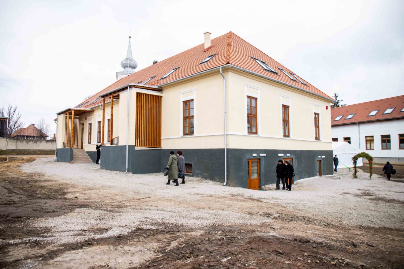Magyar kormánytámogatással újítottak fel bölcsődének is helyet adó óvodát Uzonban