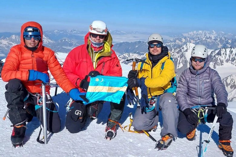 Jótékony céllal mászta meg négy székely fiatal Grúzia harmadik legmagasabb hegycsúcsát