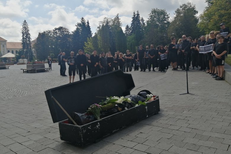 Eltemették a kultúrát Sepsiszentgyörgyön – performansszal tiltakoztak a kulturális szektor dolgozói