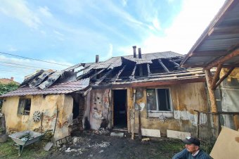 Szombaton leégett a házuk, ám számíthattak a falustársaikra, akik segítettek a bajban