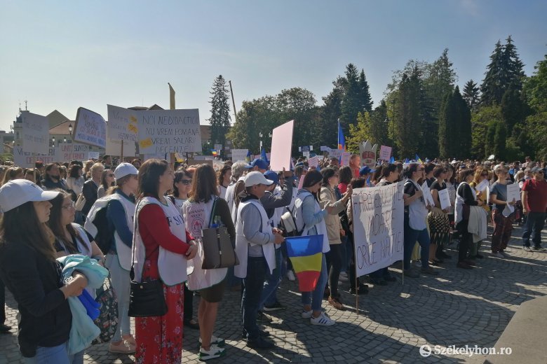 Háromszéken is tüntettek a tanárok a prefektúra épülete előtt
