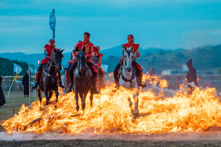 Lélegzetelállító fotók a Székely Vágta lovasbemutatóiról