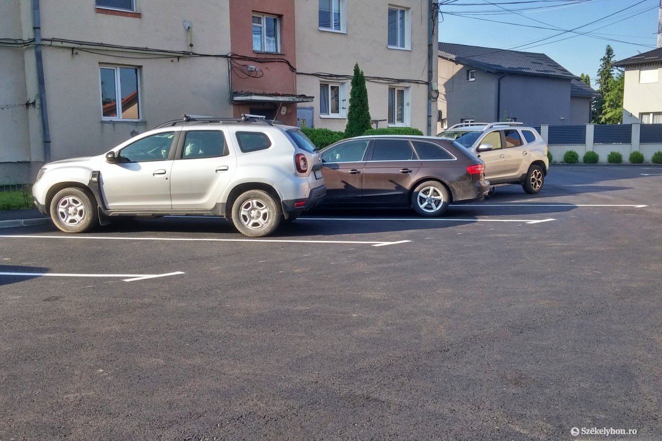 Parkolókat újítanak fel a Petőfi Sándor utcában