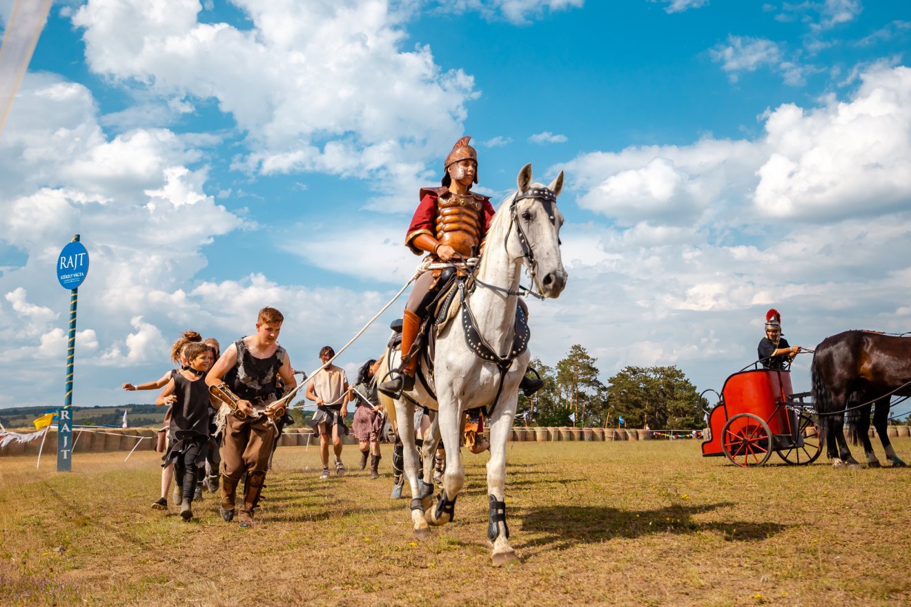 Lélegzetelállító fotók a Székely Vágta lovasbemutatóiról