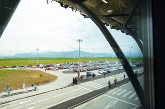 Repülésbiztonsági vizsgálat a brassói reptéren, az igazgató lemondását követelik