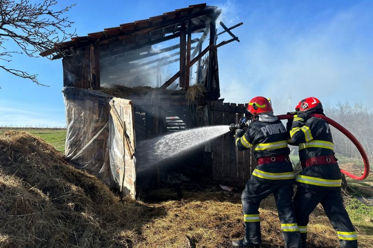 Istálló- és tarlótüzekhez riasztották a Maros megyei tűzoltókat