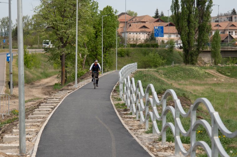 A városvezetés szerint szükségszerű a fémkorlát Sepsiszentgyörgy új kerékpárútja mentén
