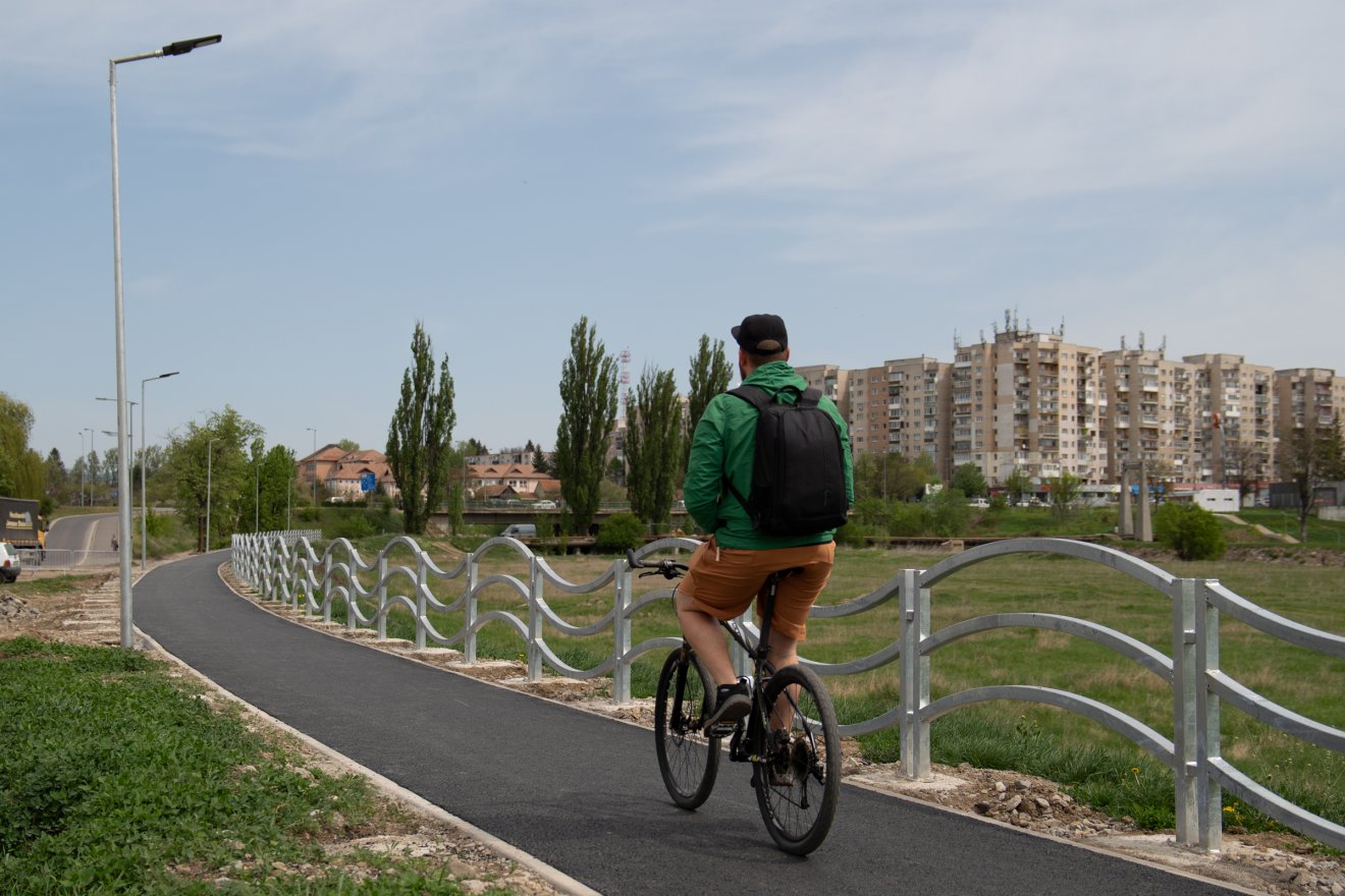 A városvezetés szerint szükségszerű a fémkorlát Sepsiszentgyörgy új kerékpárútja mentén
