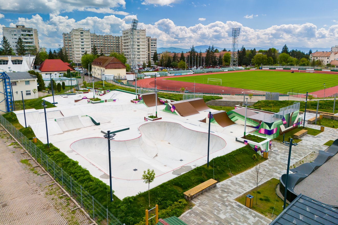 Mágnesként vonzza a gyerekeket és fiatalokat Sepsiszentgyörgy új skateparkja