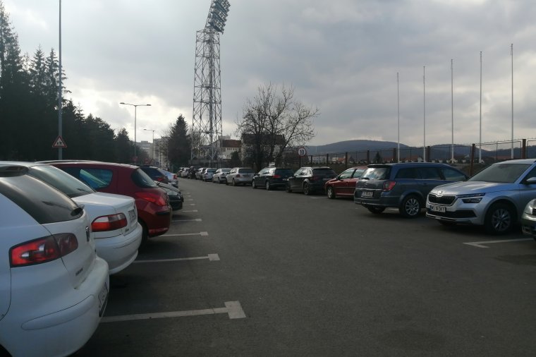 Szinte mindenütt parkolódíjat szedne az autótulajdonosoktól a sepsiszentgyörgyi önkormányzat
