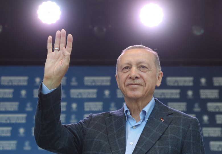 Erdogan támogatottsága 50 százalék alá süllyedt, második fordulóban dőlhet el az elnök kiléte Törökországban