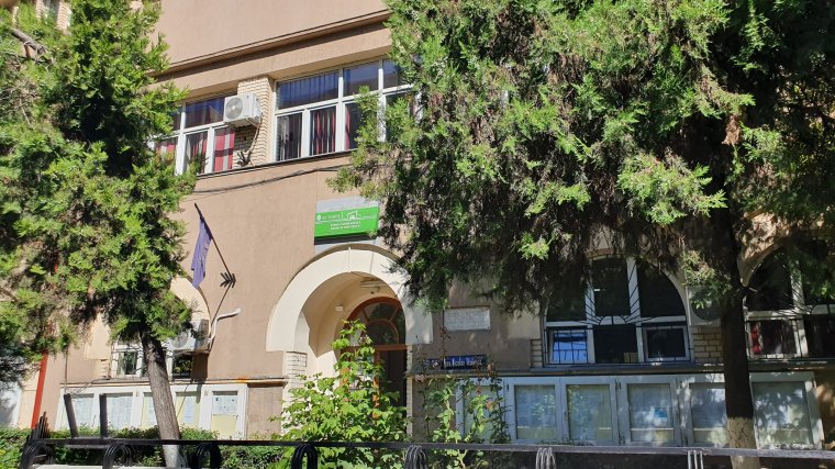 Anyja sugallatára vallhatta a bukaresti Nicolae Titulescu iskola 10 éves tanulója, hogy kétszer is megerőszakolták a mosdóban