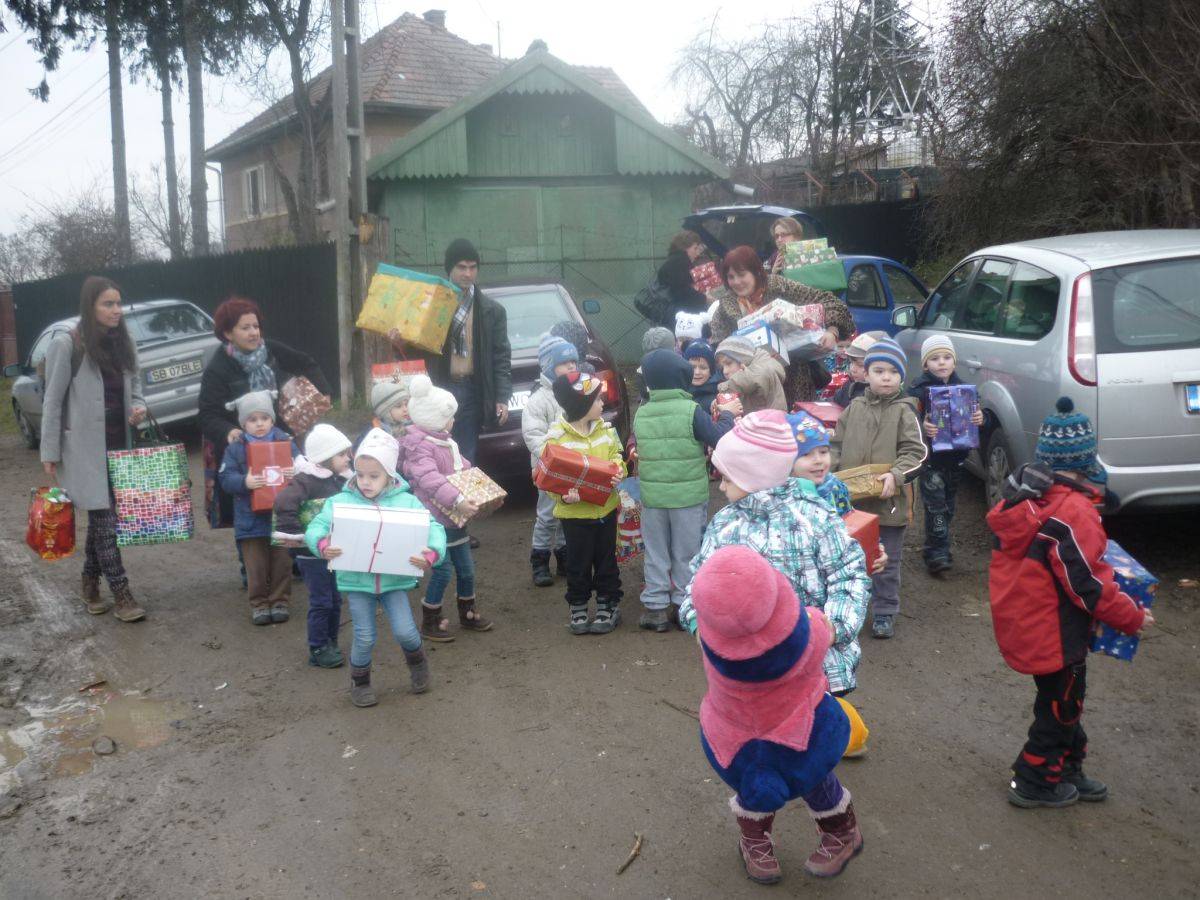 Magyar óvodások vittek ajándékot a hidegvölgyi roma gyerekeknek