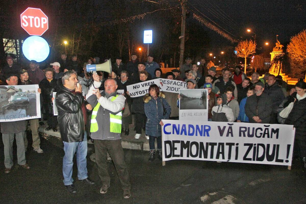 Közúti betonfal ellen tüntettek Marosszentgyörgyön