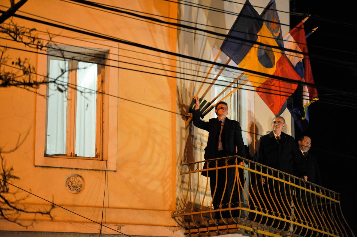 Tőkés a lyukas román zászlót is kitűzte Váradon