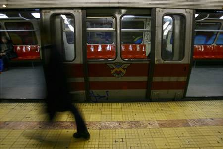 Szándékosan lökhettek metrósínek közé egy nőt Bukarestben