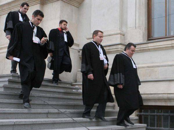 A bukaresti ítélőtábla épülete előtt tüntettek vasárnap délután a bírák és ügyészek