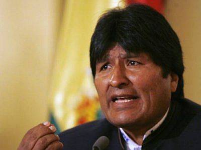 Alig választották újra, a hadsereg felszólítására lemondott a bolíviai elnök