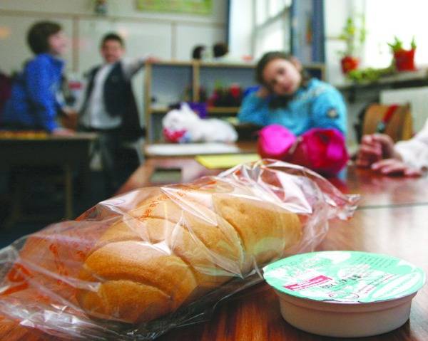 Nem maradnak éhesek a legkisebbek: keretszerződésekkel védik ki a tej-kifli program „közbeszerzési kínjait” az erdélyi megyékben