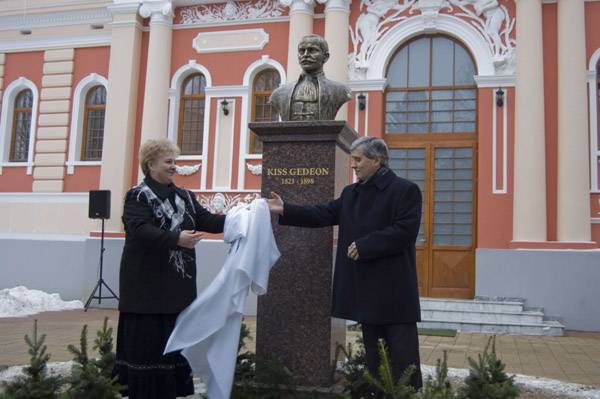 Kiss Gedeon-szobrot avattak újra a szatmárnémeti Kossuth-kertben 