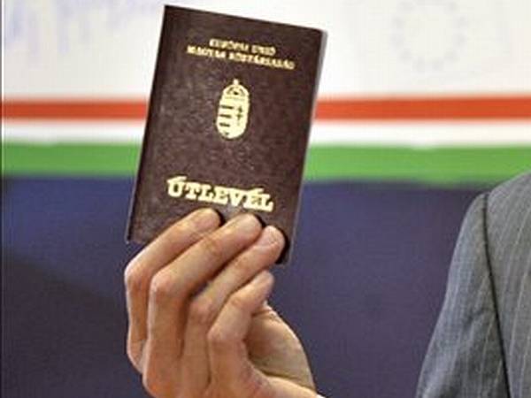 Még mindig a legerősebbek között van a magyar útlevél, a román néhány pozíciót javított