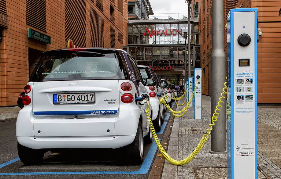 A német utakon kiváltságokat kaphatnak az elektromos autók