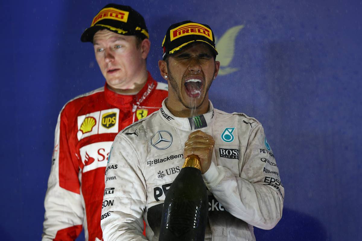 Hamilton Bahreint is bevette, Räikkönen másfél év után dobogós