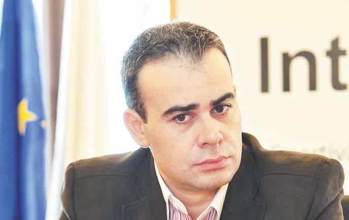 Darius Vâlcov az új költségvetésiminiszter-jelölt, képben Szabó Ödön
