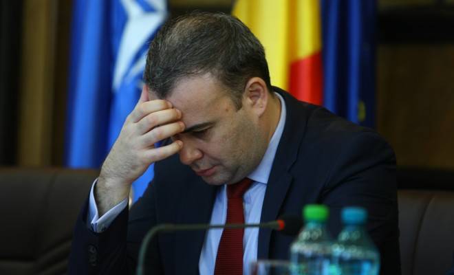 Ezer lejébe kerül Darius Vâlcov miniszterelnöki tanácsosnak a „dilinyósozós” diszkrimináció