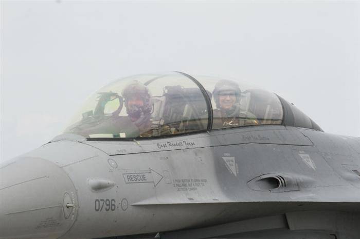 Ponta amerikai F-16-ossal repült Aranyosgyéresen