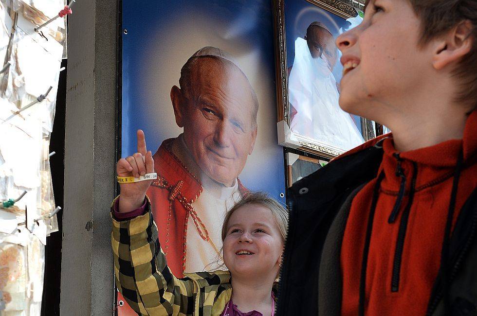 Kolozsváron mutatják be Szent II. János Pál pápa ereklyéjét