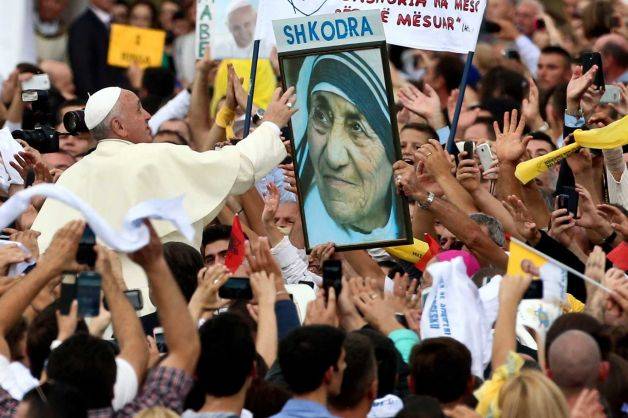 Ferenc pápa Albániában: nem az intoleranciára