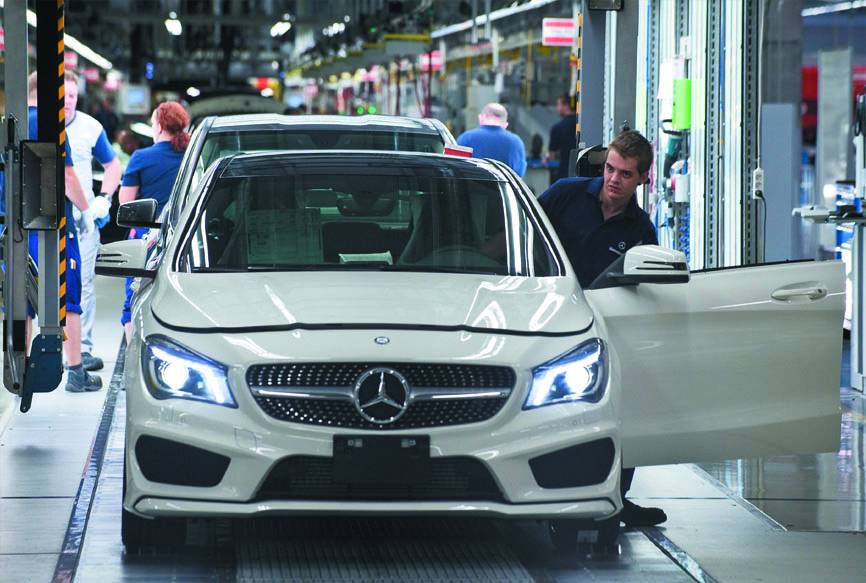 Száguldó eladások: rekordot dönthet a Mercedes-Benz