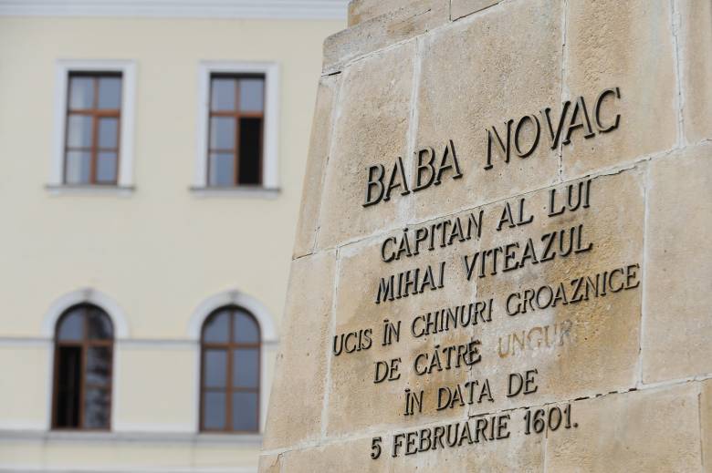 „Megtisztítják” a magyarellenes tábláktól Kolozsvárt? – A Baba Novac-szoborra még nem akadt jelentkező