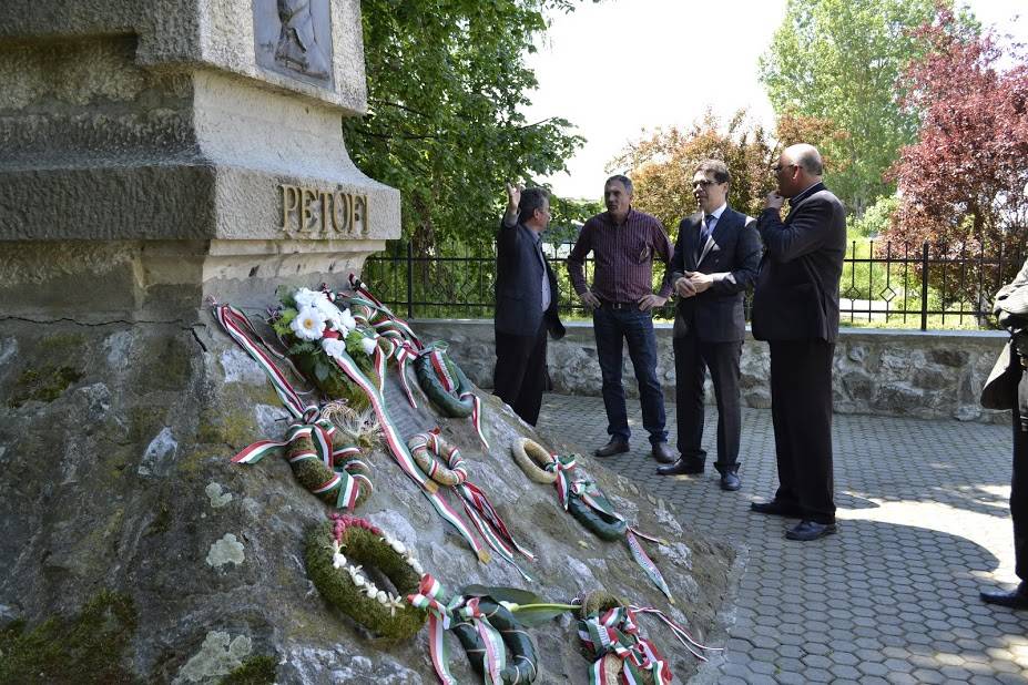 A meggyalázott Petőfi-emlékműnél tisztelgett a főkonzul