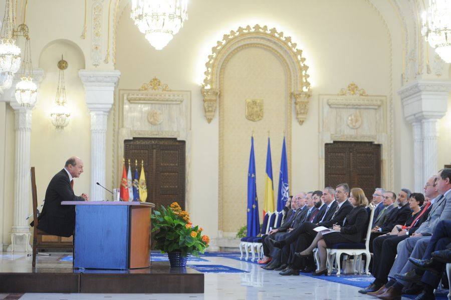Băsescu fegyverekkel támogatná Ukrajnát