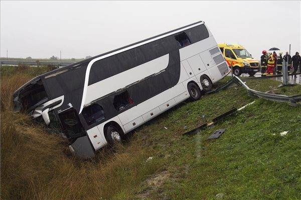 Oldalára borult egy román rendszámú busz az M43-as autópályán