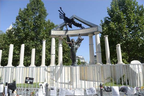 Megdobálták a német megszállás emlékművét Budapesten